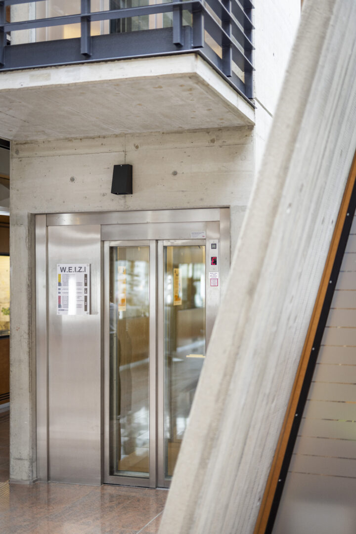 Mit dem Lift ganz nach oben im Innovationszentrum W.E.I.Z.