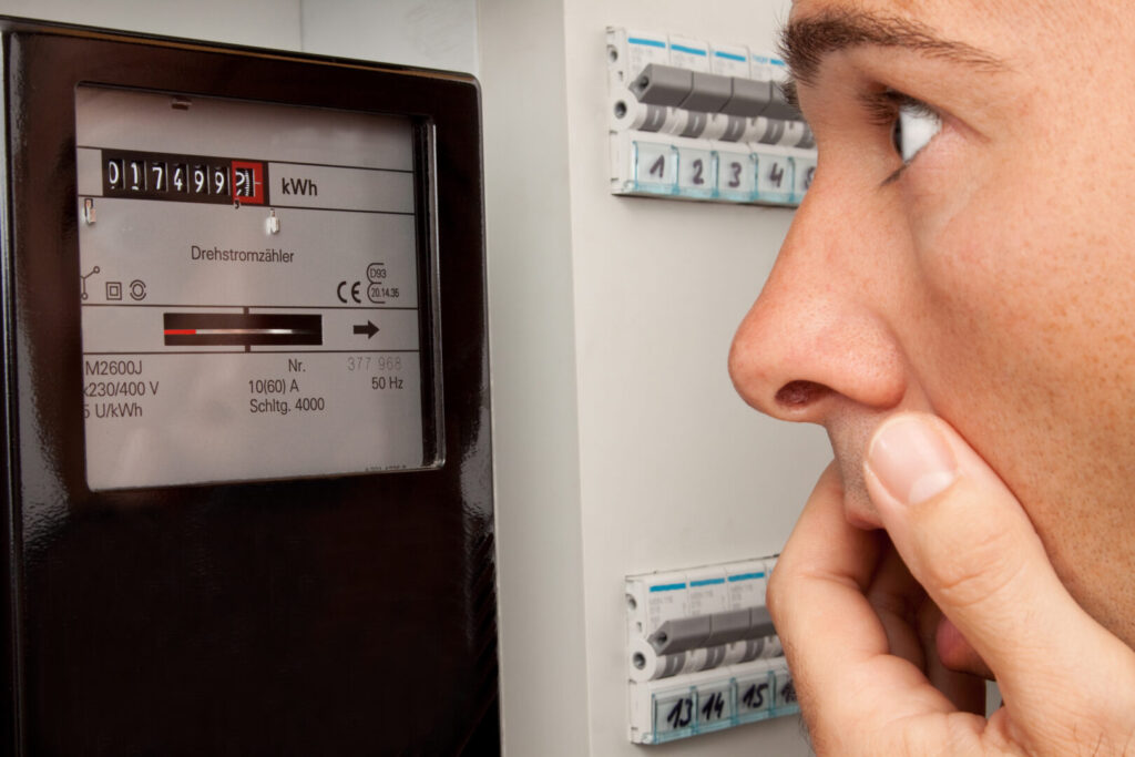 Stromzähler kontrollieren - Foto: Bormann/AdobeStock