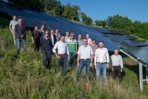 Ein Teil der 56 Investorinnen und Investoren besichtigenIhre Agri-PV-Anlage